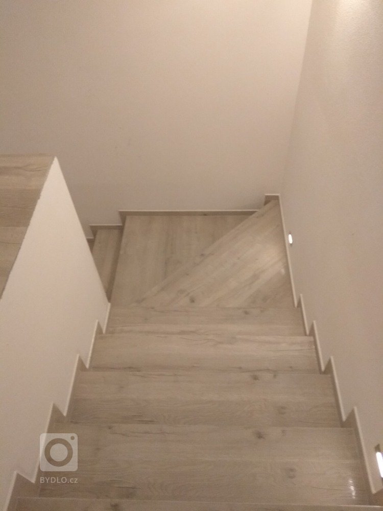 Ukázka realizace obkladu schodiště z vinylové&nbsp;
