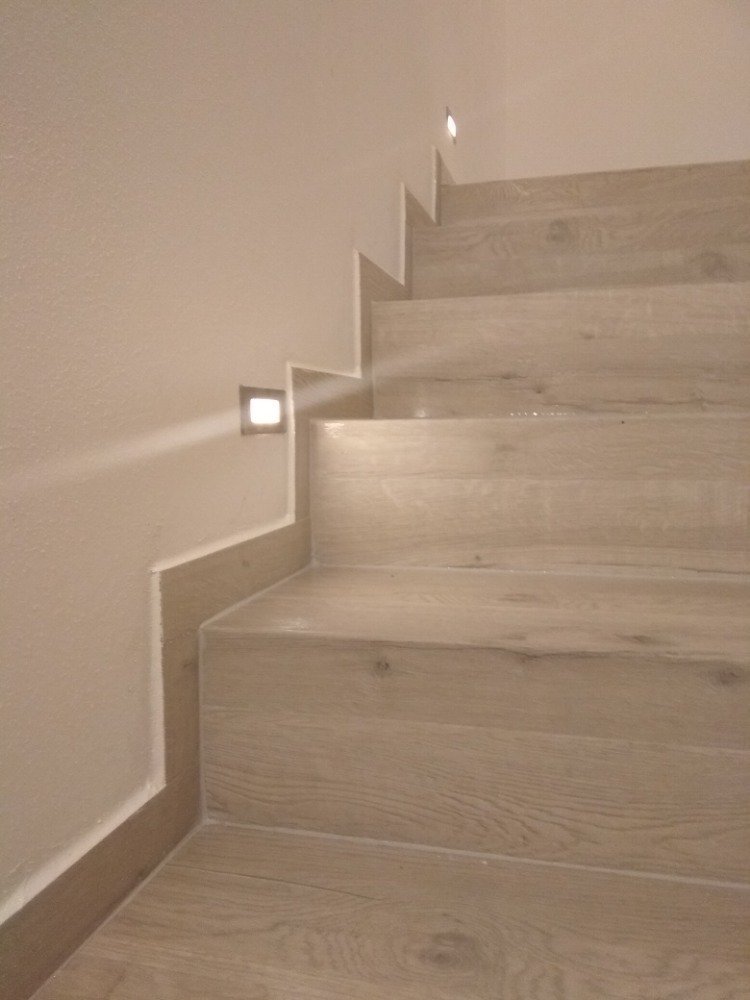 Ukázka realizace obkladu schodiště z vinylové&nbsp;
