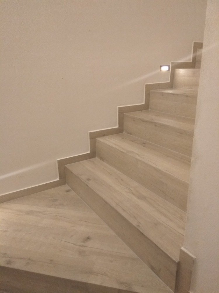 Ukázka realizace obkladu schodiště z vinylové&nbsp;
