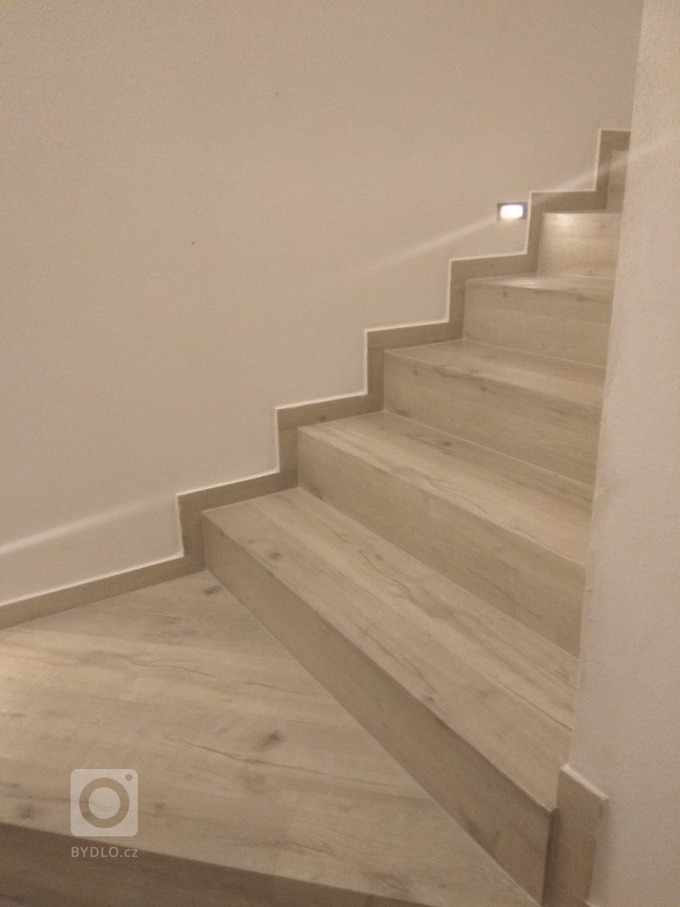 Ukázka realizace obkladu schodiště z vinylové&nbsp;
