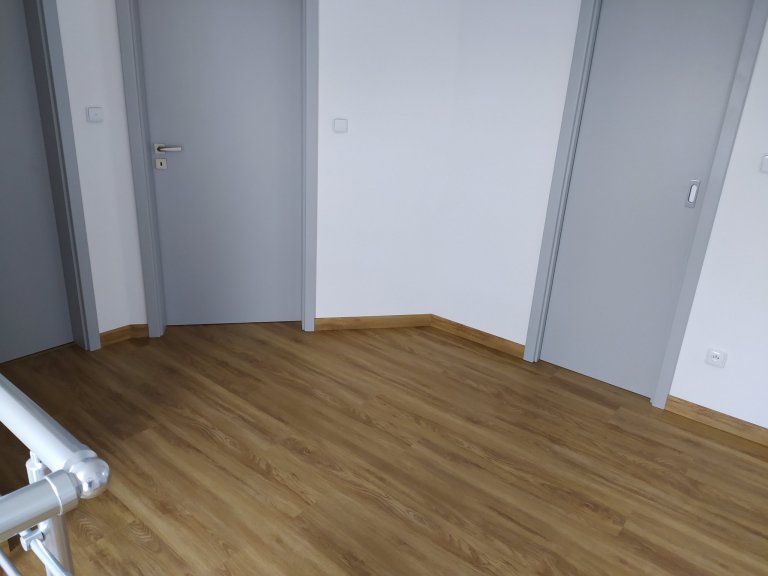 Chodba nad schodištěm s podlahou BUKOMA PREMIUM CLICK Dub Gladstone Hnědý