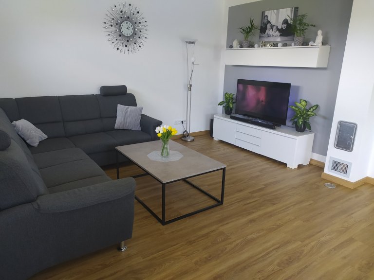 Obývací pokoj s podlahou BUKOMA PREMIUM CLICK Dub Gladstone Hnědý
