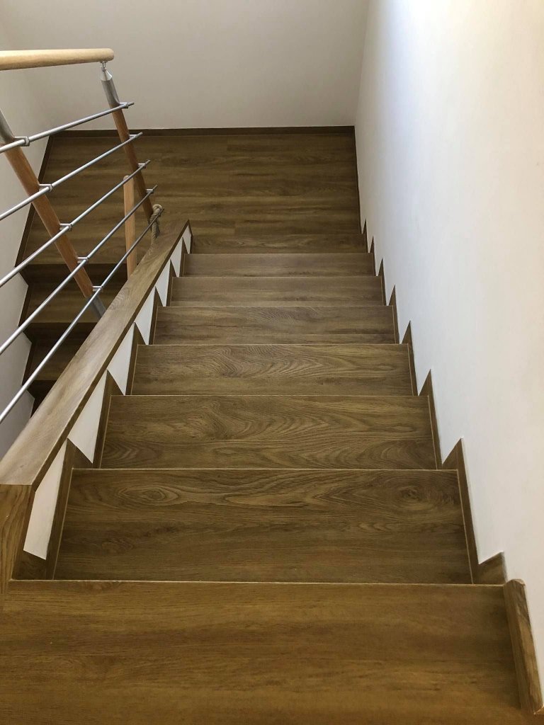 Hrany schodů jsou řešeny ohybem bez kovových profilů