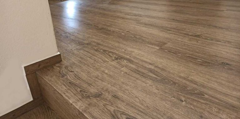 Poslední schod plynule navazuje na horní chodbu