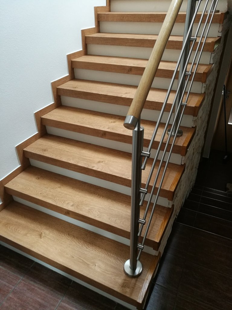 Zábradlí je nahrazeno novým modernějším typem.