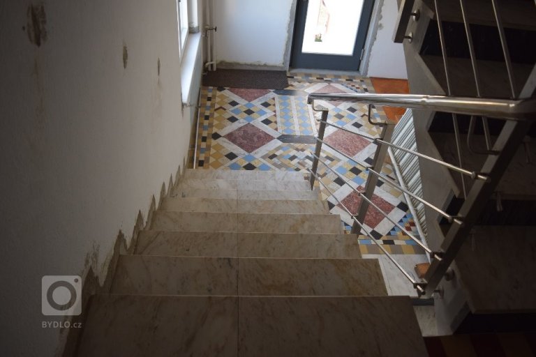 Původní stav schodiště před renovací
