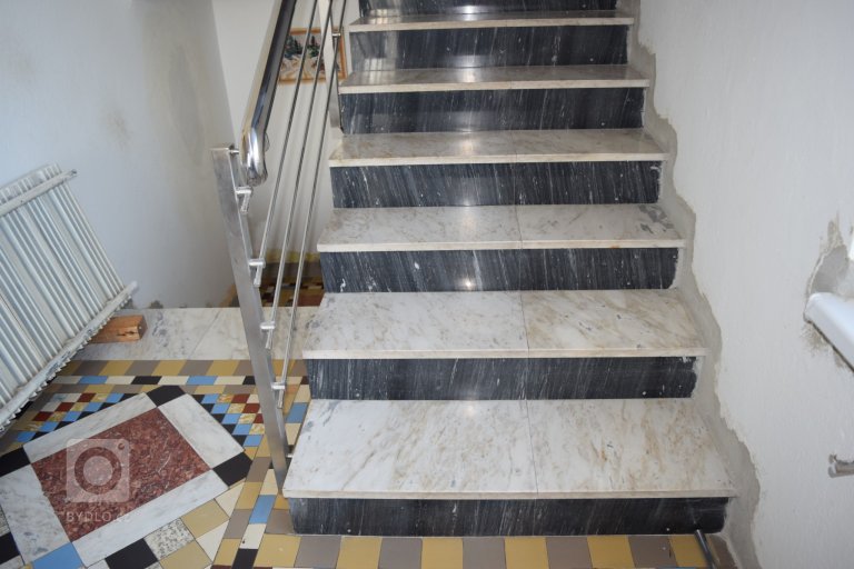 Původní stav schodiště před renovací