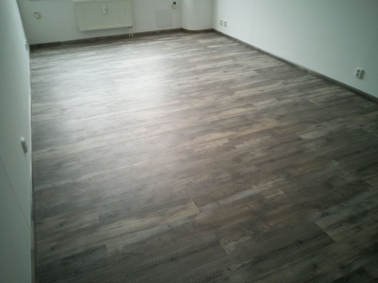 Vinylová podlaha je ve všech místnostech položena s pravidelným opakováním na polovinu. 