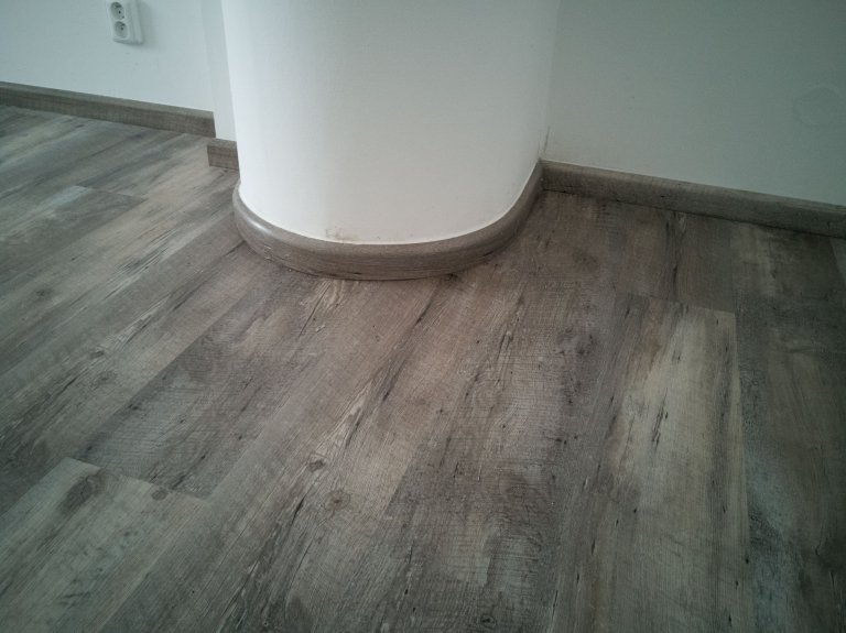 Detail řešení soklové lišty se stejným dekorem kolem sloupu