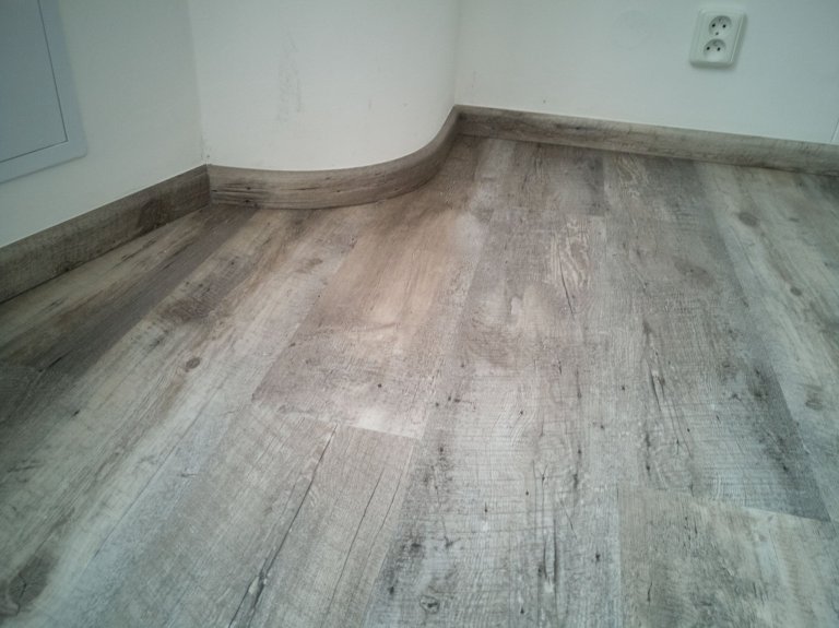 Pro kanceláře advokátů v obchodním centru byla realizována dodávka vinylové plovoucí podlahy BUKOMA CLICK s dekorem Dub Pouštní. Jedná se o ukázku práce…