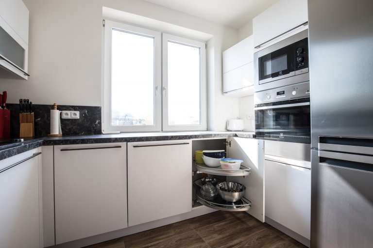 Černá a bílá jdou vždy k sobě. Díky praktickým skříňkám navíc majitelé ušetří spoustu místa a mají vše po ruce.&nbsp;
