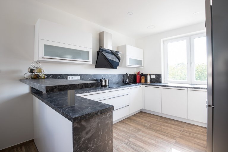 Černá a bílá jdou vždy k sobě. Díky praktickým skříňkám navíc majitelé ušetří spoustu místa a mají vše po ruce.&nbsp;
