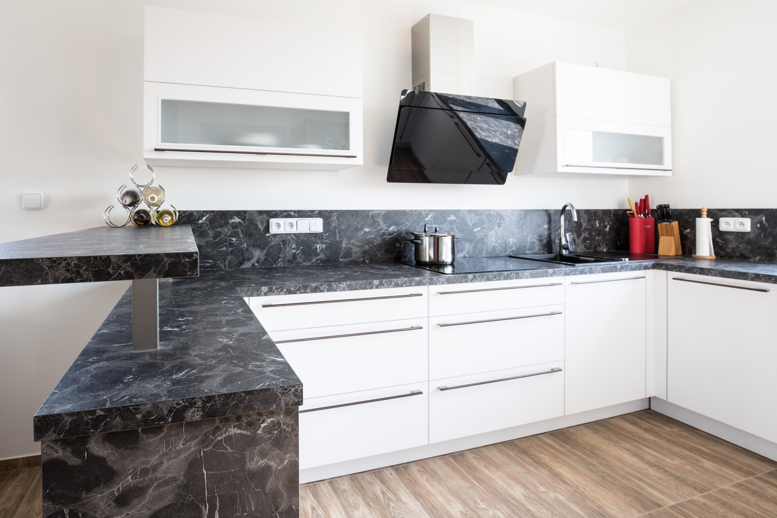 Černá a bílá jdou vždy k sobě. Díky praktickým skříňkám navíc majitelé ušetří spoustu místa a mají vše po ruce.&nbsp;
