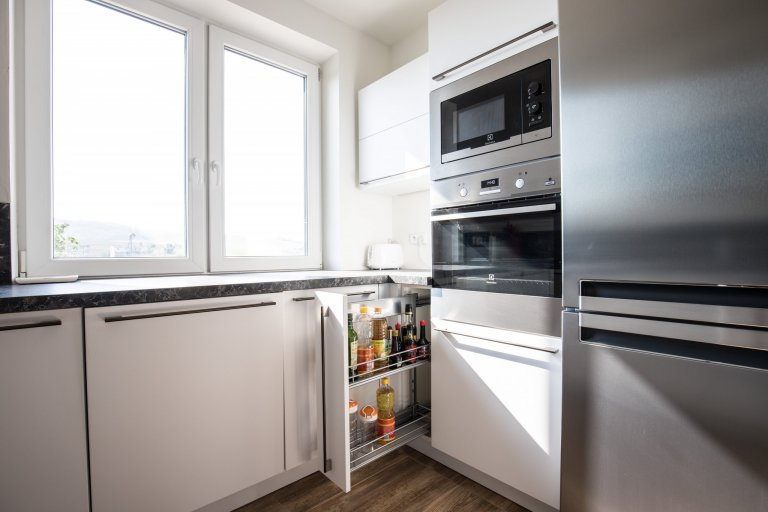 Černá a bílá jdou vždy k sobě. Díky praktickým skříňkám navíc majitelé ušetří spoustu místa a mají vše po ruce.&nbsp;
