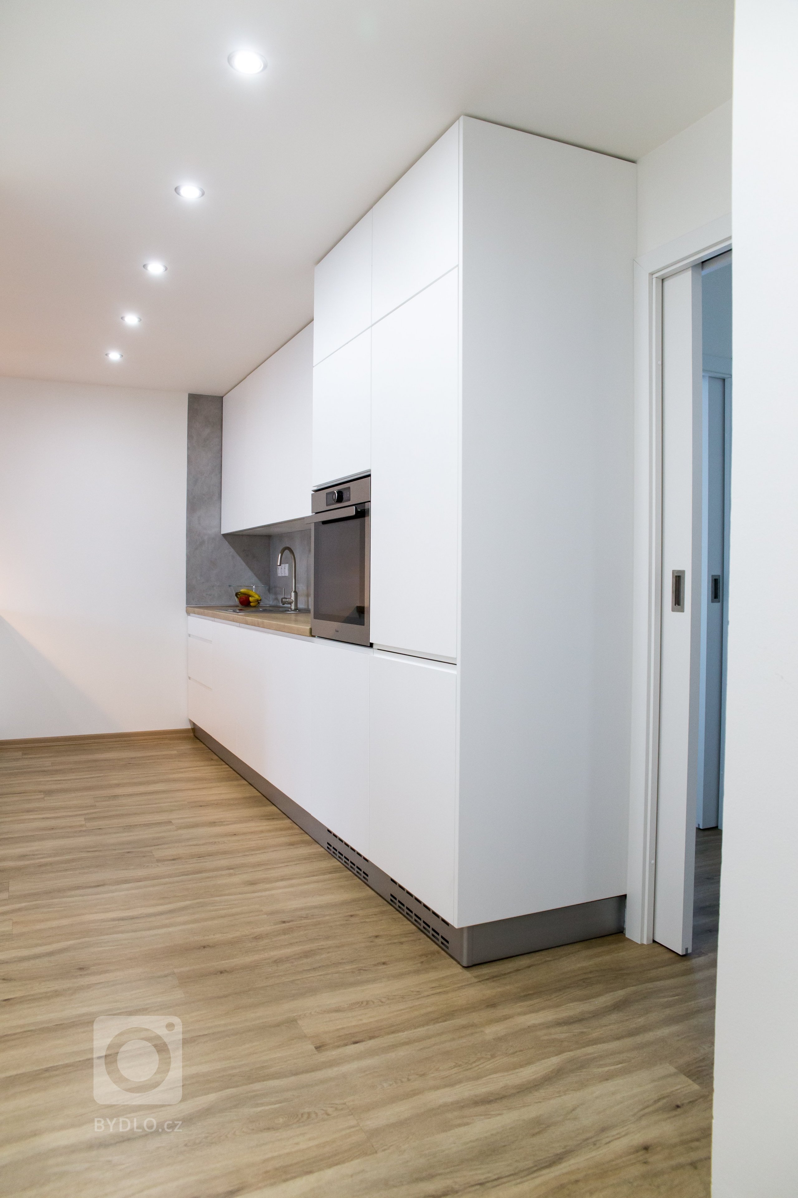 Investorka Hanka z&nbsp;Nového Jičína toužila po přeměně bytu 2+kk s&nbsp;původní dispozicí v&nbsp;panelovém domě ve fungující, vzdušný a moderní prostor.…