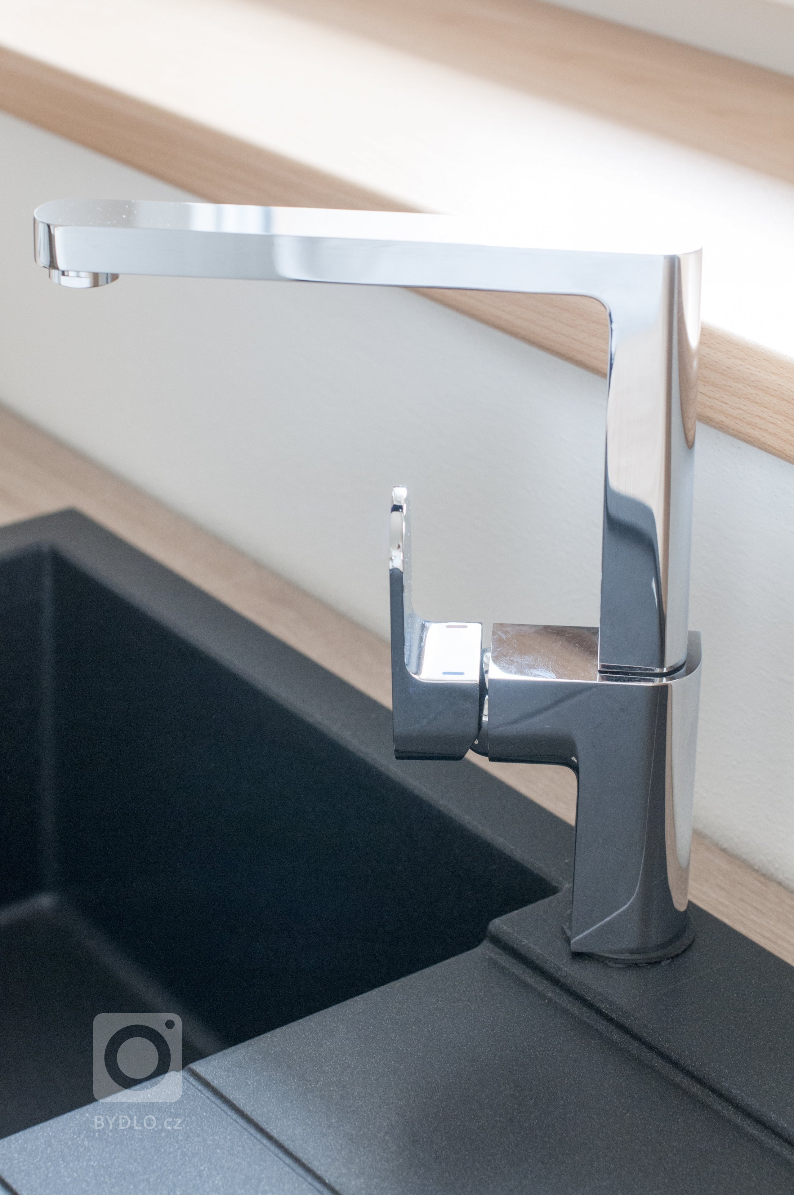 Ideální kuchyň pro mladou rodinu. Velkoryse prostorná místnost umožnila zakomponování praktického pracovního ostrůvku. Z technických prvků stojí za zmínku…