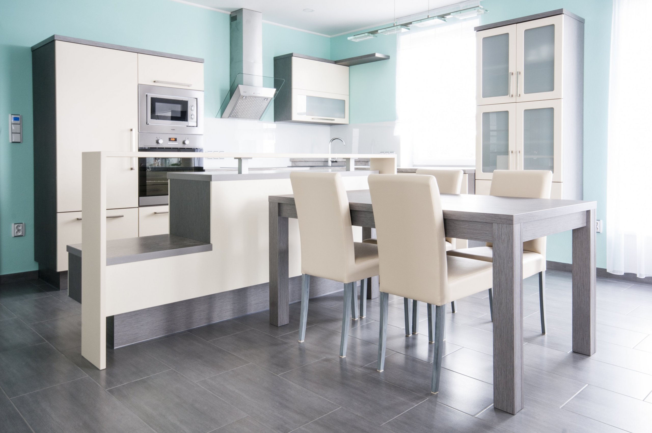 Do posledního detailu vyladěná kuchyň zapadá do celkového konceptu interiéru novostavby. Několik zajímavých designových prvků kuchyň odlehčuje a odlišuje od…