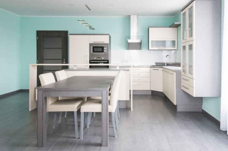 Do posledního detailu vyladěná kuchyň zapadá do celkového konceptu interiéru novostavby. Několik zajímavých designových prvků kuchyň odlehčuje a odlišuje od…