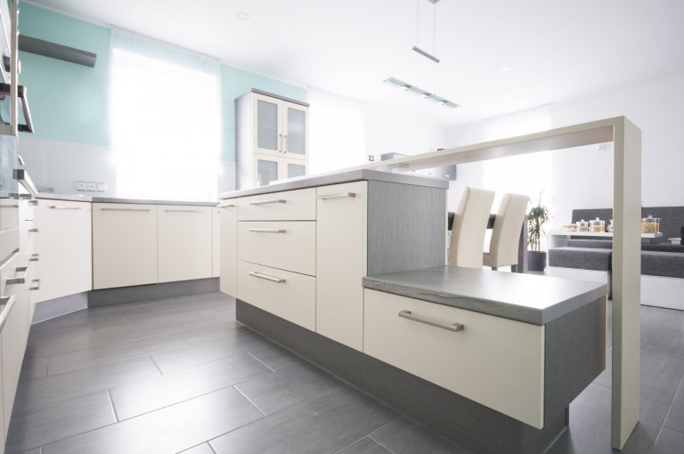 Do posledního detailu vyladěná kuchyň zapadá do celkového konceptu interiéru novostavby. Několik zajímavých designových prvků kuchyň odlehčuje a odlišuje od…