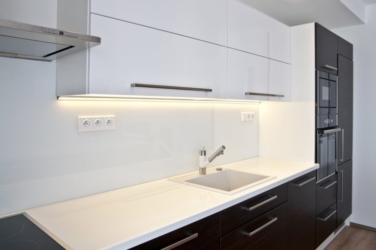 Moderní kuchyňská linka, jejíž majitelé vsadili na čistý a jednoduchý design. Základním tónem kuchyně je bílá barva, jež je doplněna o výrazný dekor tmavého…