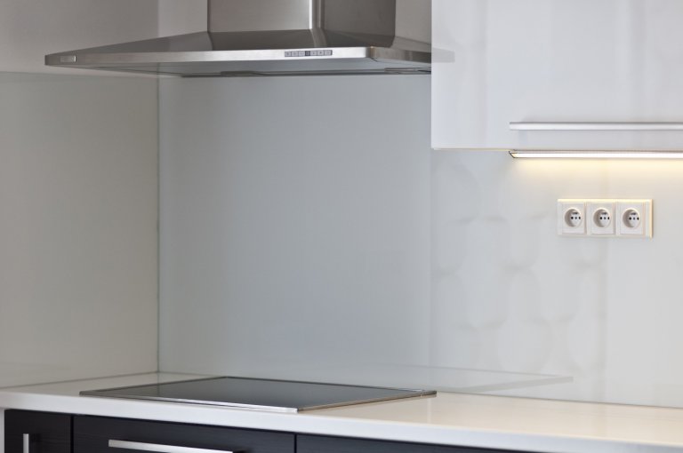 Moderní kuchyňská linka, jejíž majitelé vsadili na čistý a jednoduchý design. Základním tónem kuchyně je bílá barva, jež je doplněna o výrazný dekor tmavého…