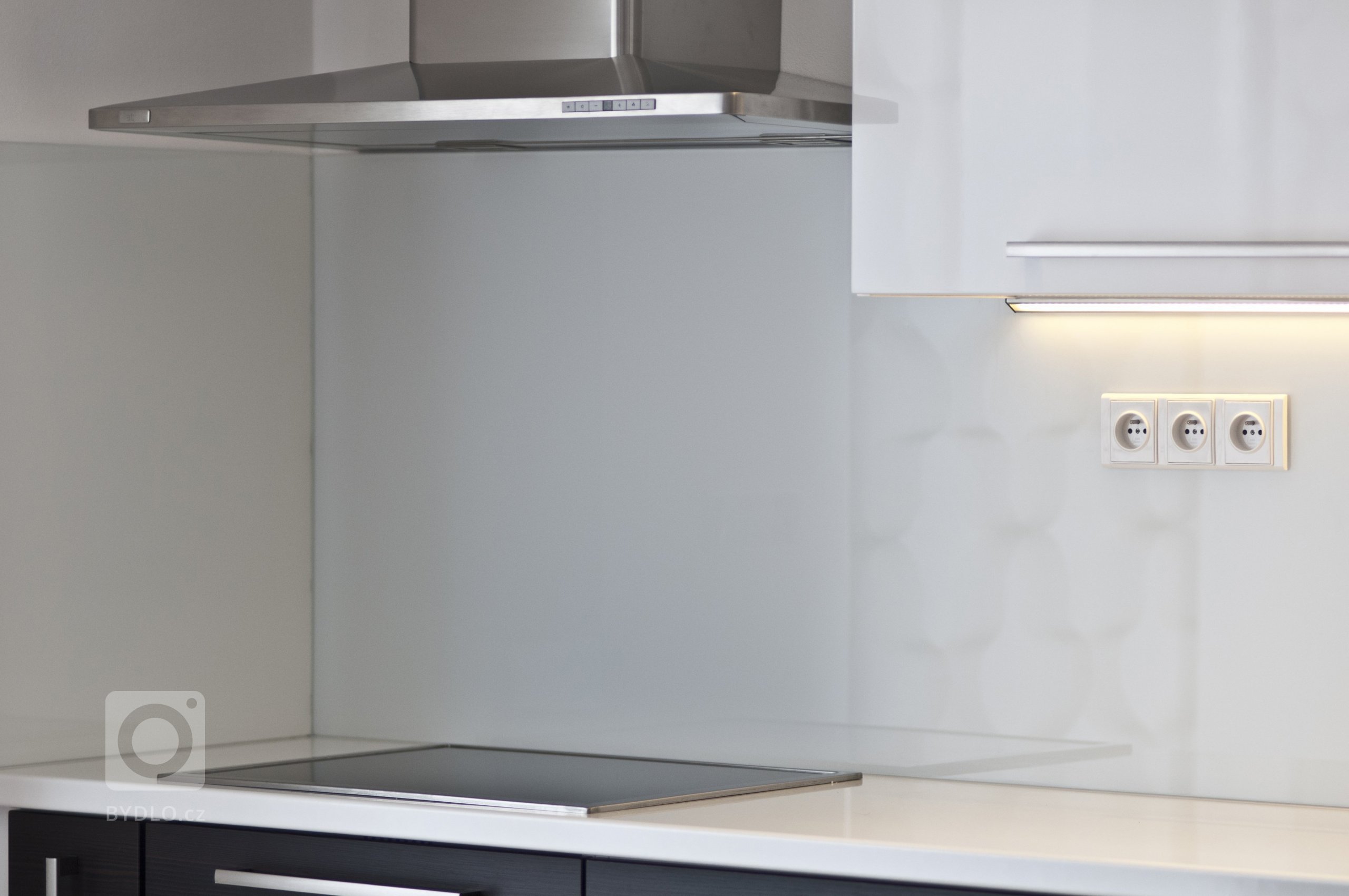 Moderní kuchyňská linka, jejíž majitelé vsadili na čistý a jednoduchý design. Základním tónem kuchyně je bílá barva, jež je doplněna o výrazný dekor tmavého…