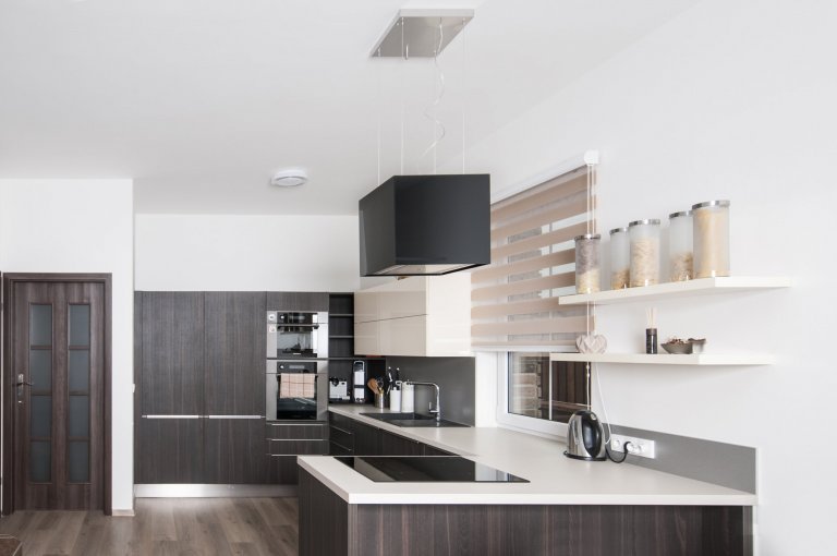 Elegantní, malá, ale přesto plně funkční kuchyň s vařením v prostoru, které udržuje kuchařku v kontaktu se zbytkem obývací místnosti. Sestava skříní skrývá…