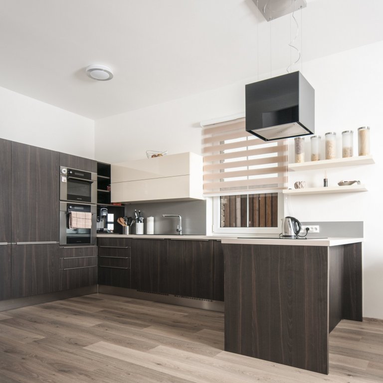 Elegantní, malá, ale přesto plně funkční kuchyň s vařením v prostoru, které udržuje kuchařku v kontaktu se zbytkem obývací místnosti. Sestava skříní skrývá…