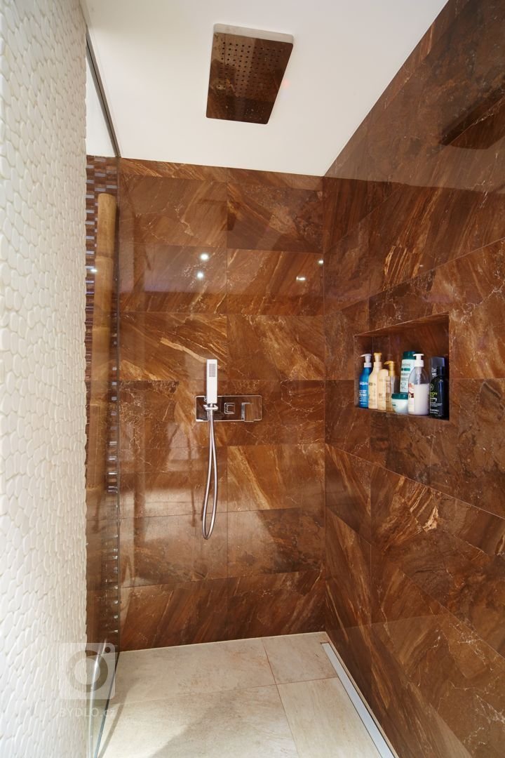 Realizace koupelny se záchodem moderního bytu v Brně. Zakázka byla dodána včetně vizualizace, materiálů&nbsp;a řemeslných prací&nbsp; na klíč.
