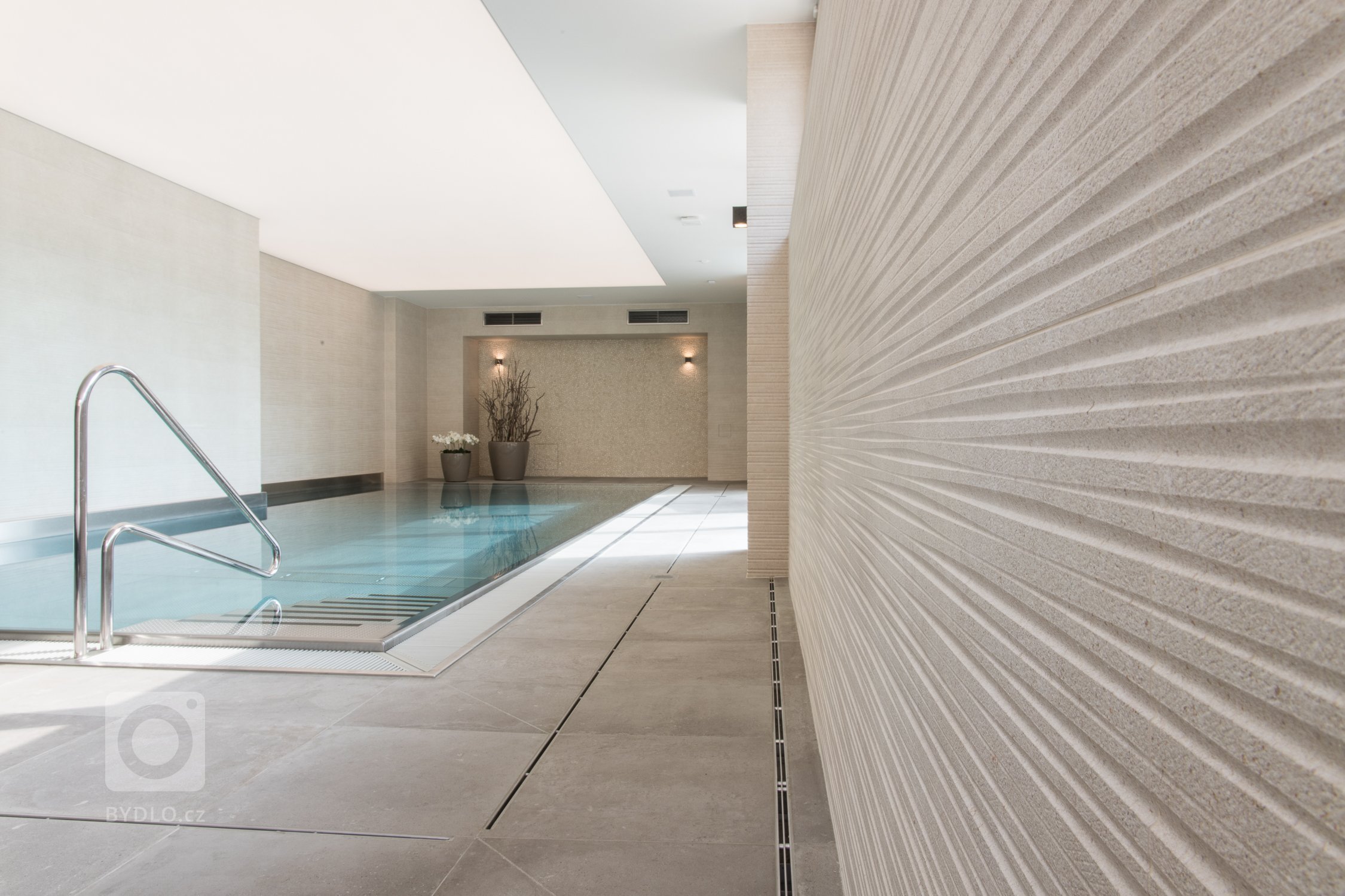 Představme si jednu z posledních realizací. Realizace moderní&nbsp;wellness zóny včetně dodávky obkladů, dlažeb a mozaiek.
