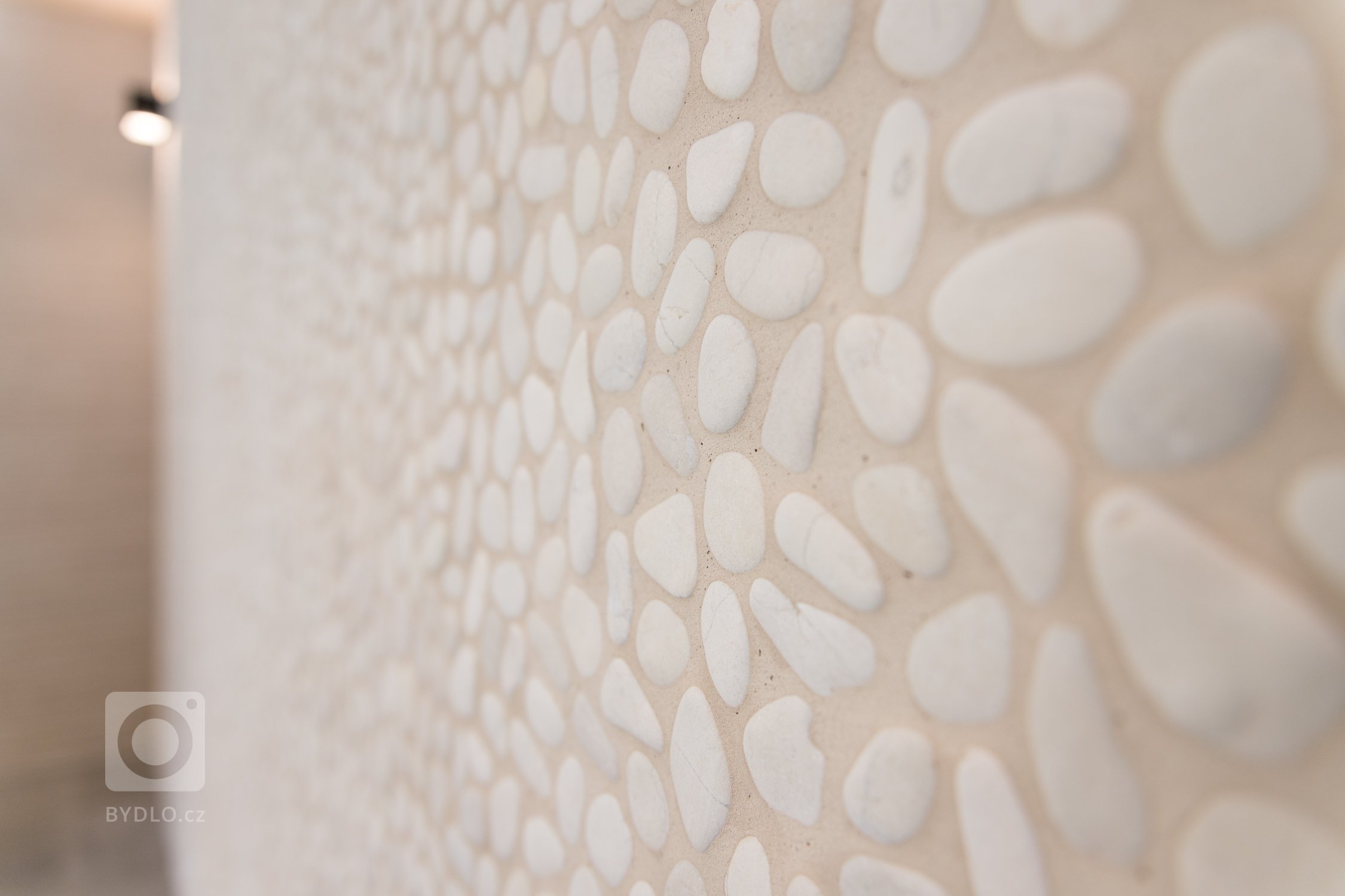 Představme si jednu z posledních realizací. Realizace moderní&nbsp;wellness zóny včetně dodávky obkladů, dlažeb a mozaiek.
