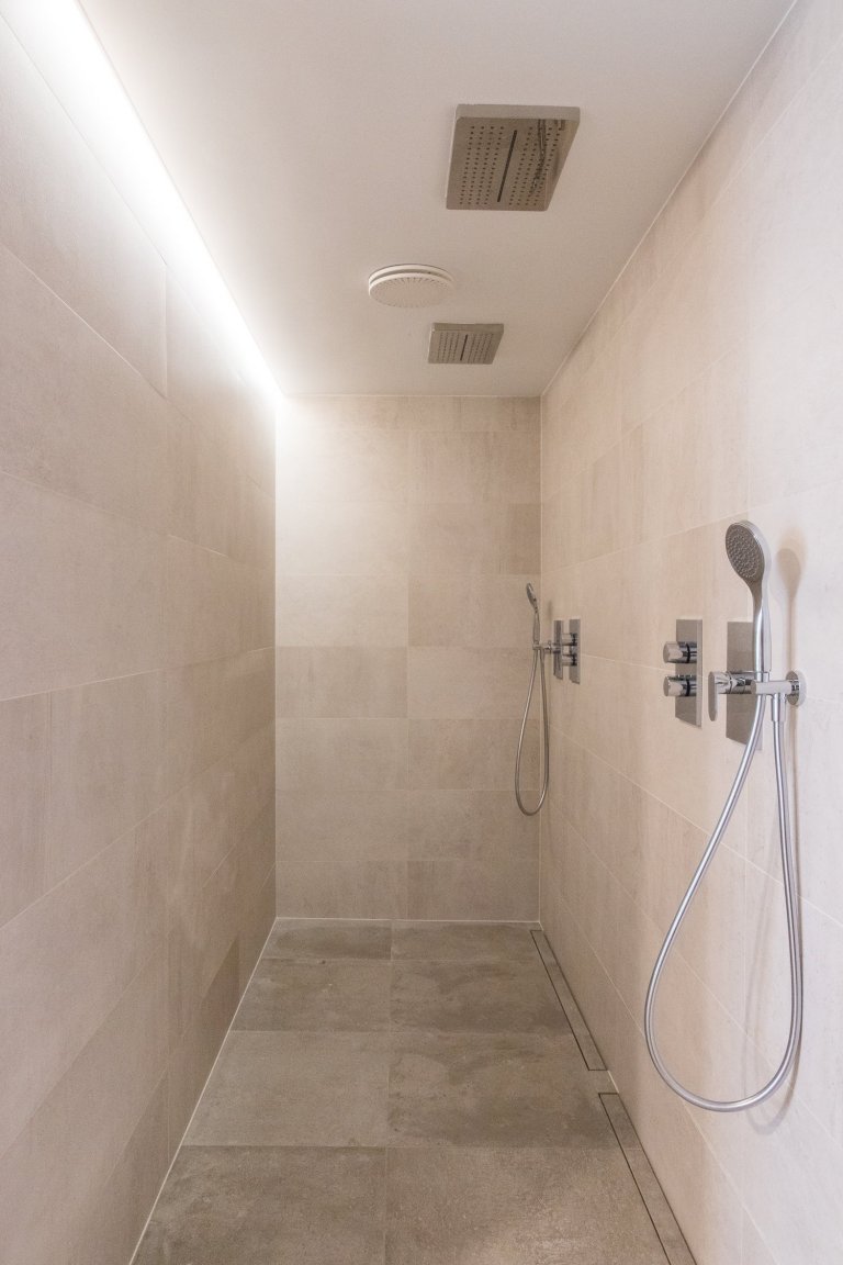Představme si jednu z posledních realizací. Realizace moderní&nbsp;wellness zóny včetně dodávky obkladů, dlažeb a mozaiek.
