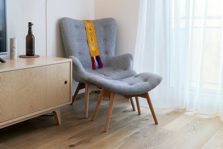 Design, který jen velmi lehce odkazuje k éře tvůrců šedesátých a sedmdesátých let.
