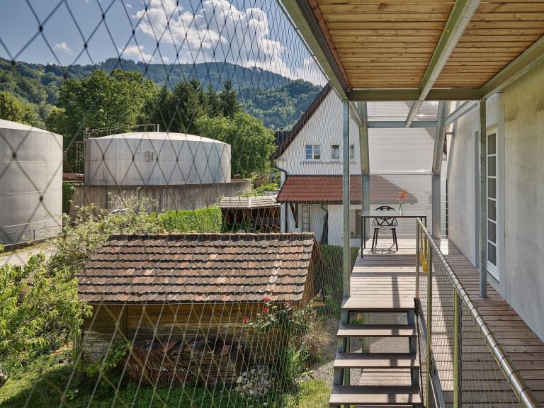 Přidali k domu vzdušnou ocelovou konstrukci