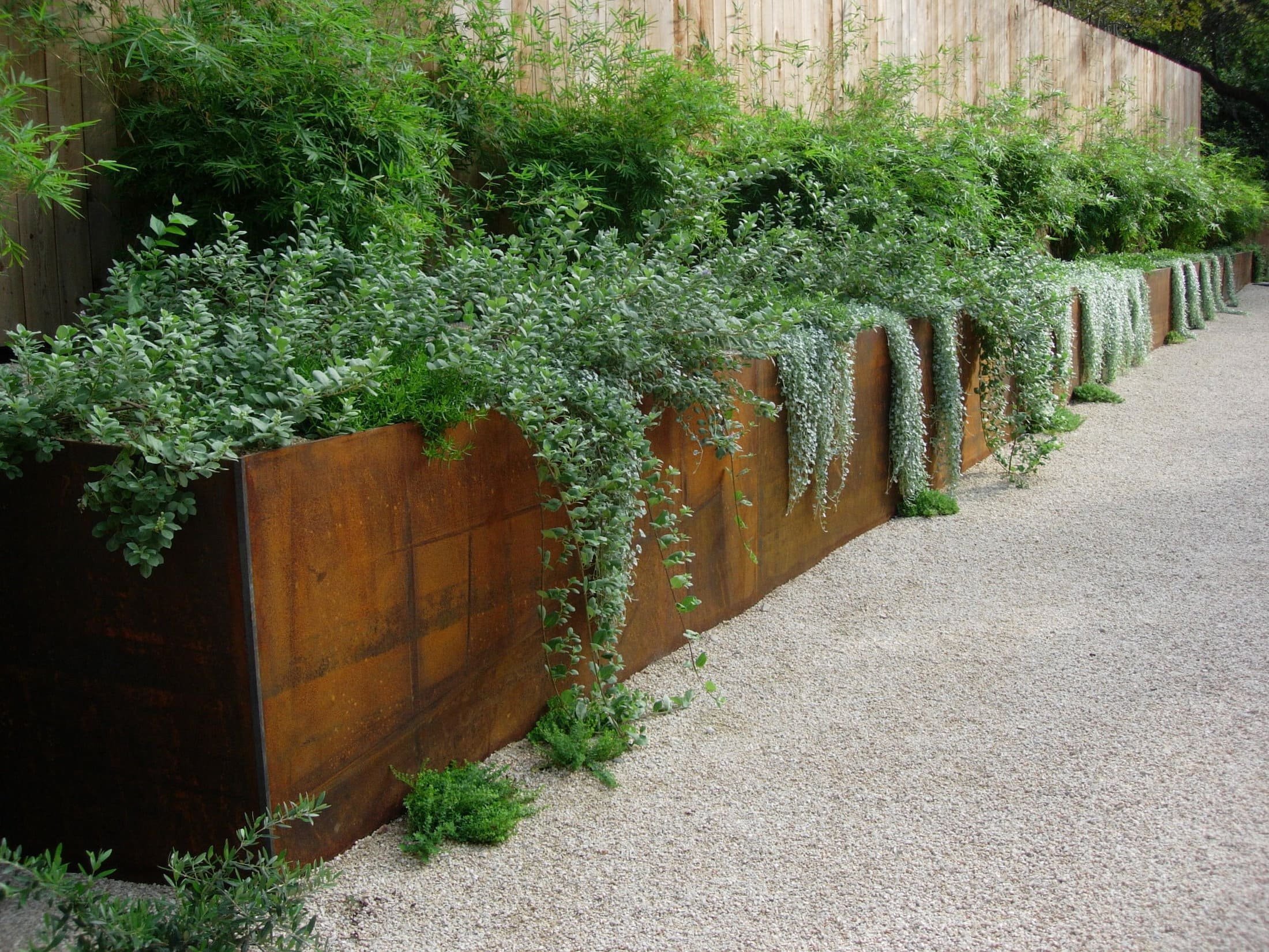 Vyvýšené záhony ocení i milovníci okrasných rostlin