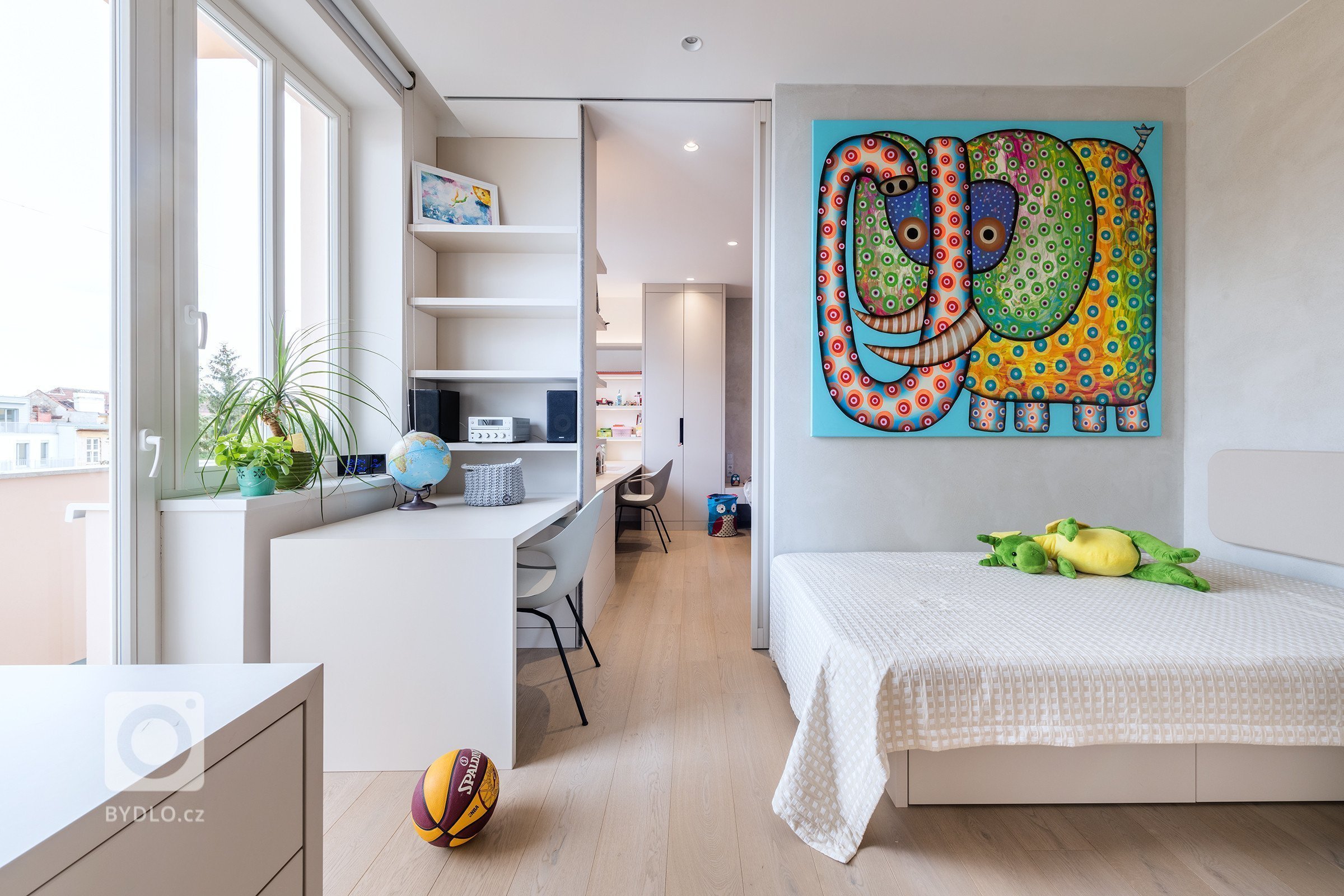 Jedná se o propojení dvou bytů ve zrekonstruovaném secesním domě. Majitelé si přáli vytvořit modern interiér se zachováním secesních prvků. Investoři si…