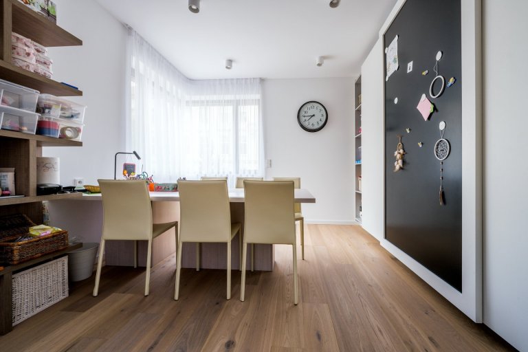Radostí každého architekta je realizovat projekt, jehož rolí je plná využitelnost. V případě této realizace, interiéru pro čtyřčlennou rodinu, která v domě…