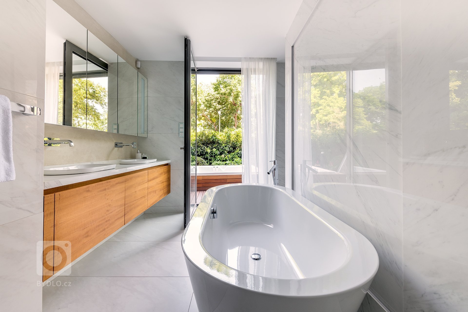 Byt byl realizován od stavu Shell and Core. Konceptem interiéru je maximální potlačení všech dveří, které důvtipně schováváme do obkladu stěn teakovou dýhou či…