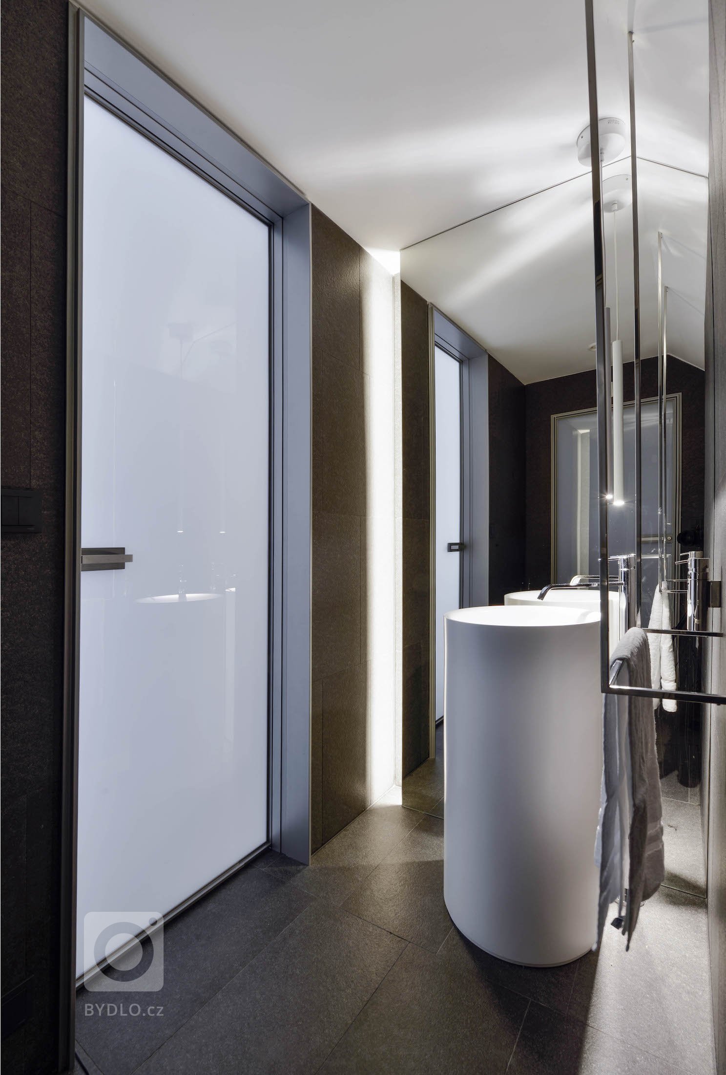 Interiér tohoto domu působí nesmírně přívětivým, až terapeutickým dojmem. Jakmile vstoupíte, rozhostí se ve vás klid. Je prostoupený svěžím duchem a energií…