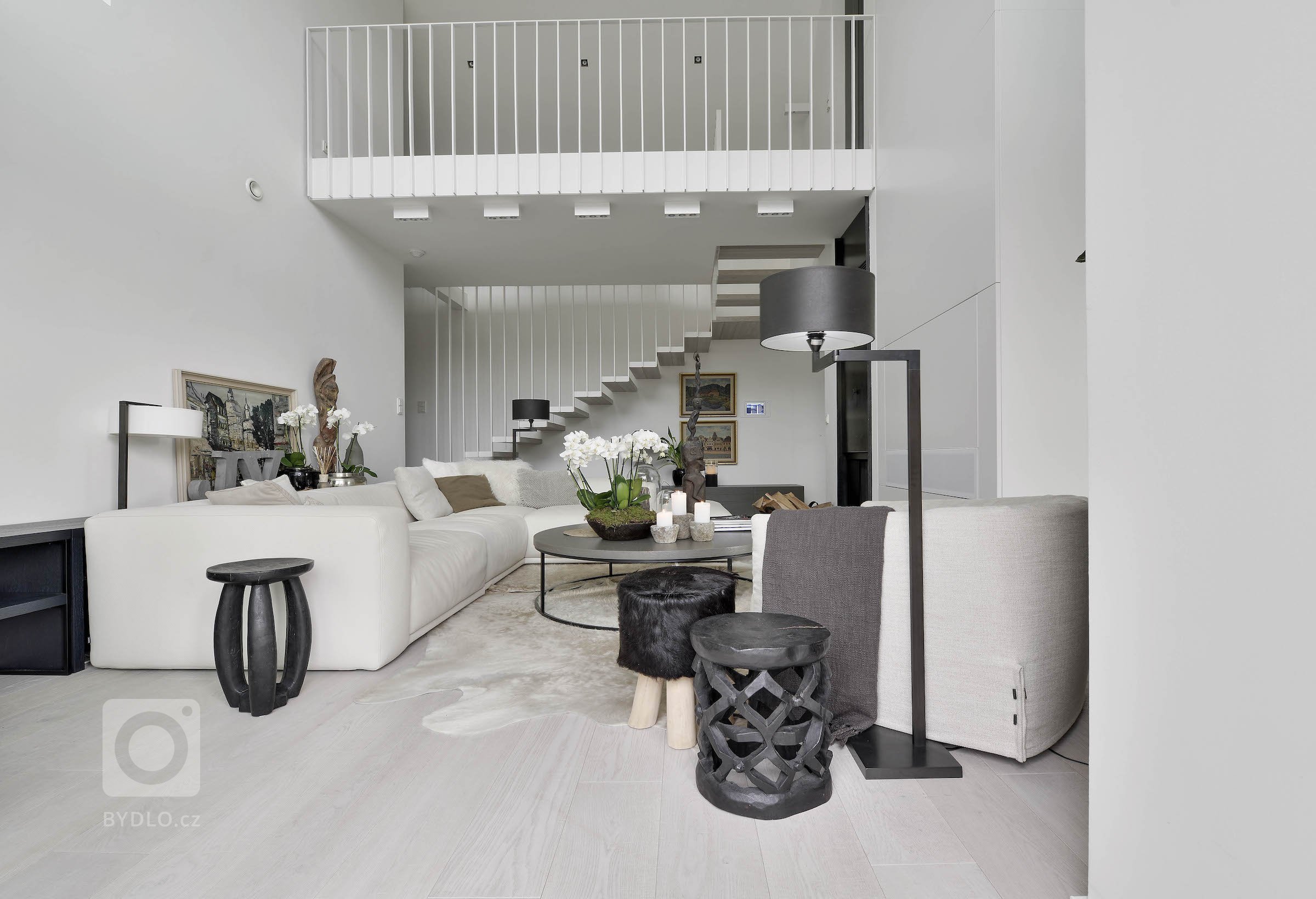 Interiér tohoto domu působí nesmírně přívětivým, až terapeutickým dojmem. Jakmile vstoupíte, rozhostí se ve vás klid. Je prostoupený svěžím duchem a energií…