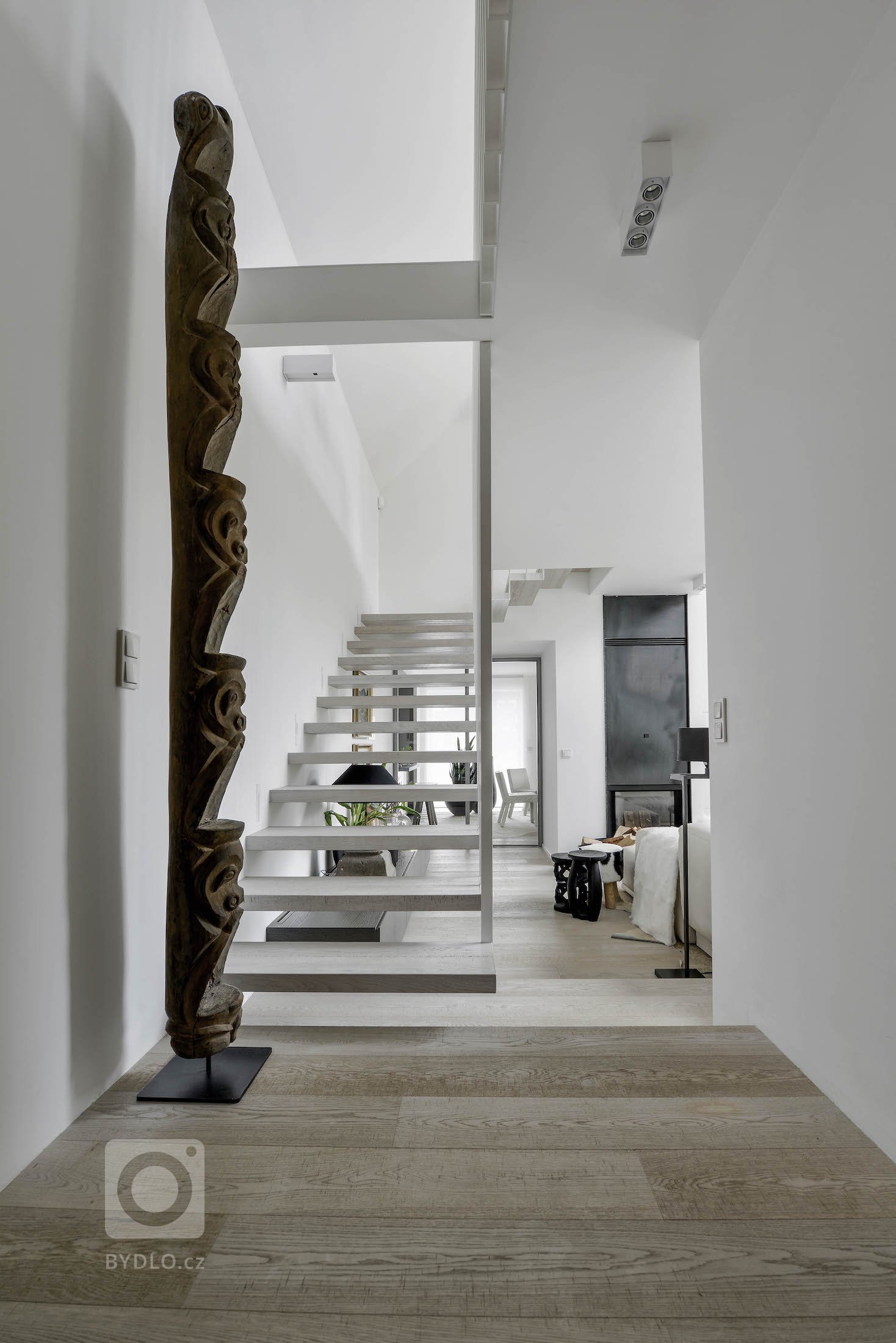 Interiér tohoto domu působí nesmírně přívětivým, až terapeutickým dojmem. Jakmile vstoupíte, rozhostí se ve vás klid. Je prostoupený svěžím duchem a energií…