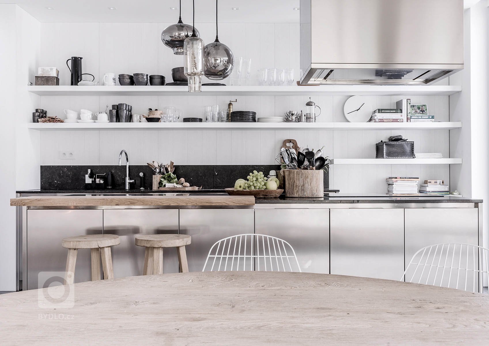 Dispozice domu je rozdělena do dvou podlaží. Strohá geometrie s pravoúhlými liniemi nábytku a prostorové bílé struktury probíhají interiérem a tím celý prostor…