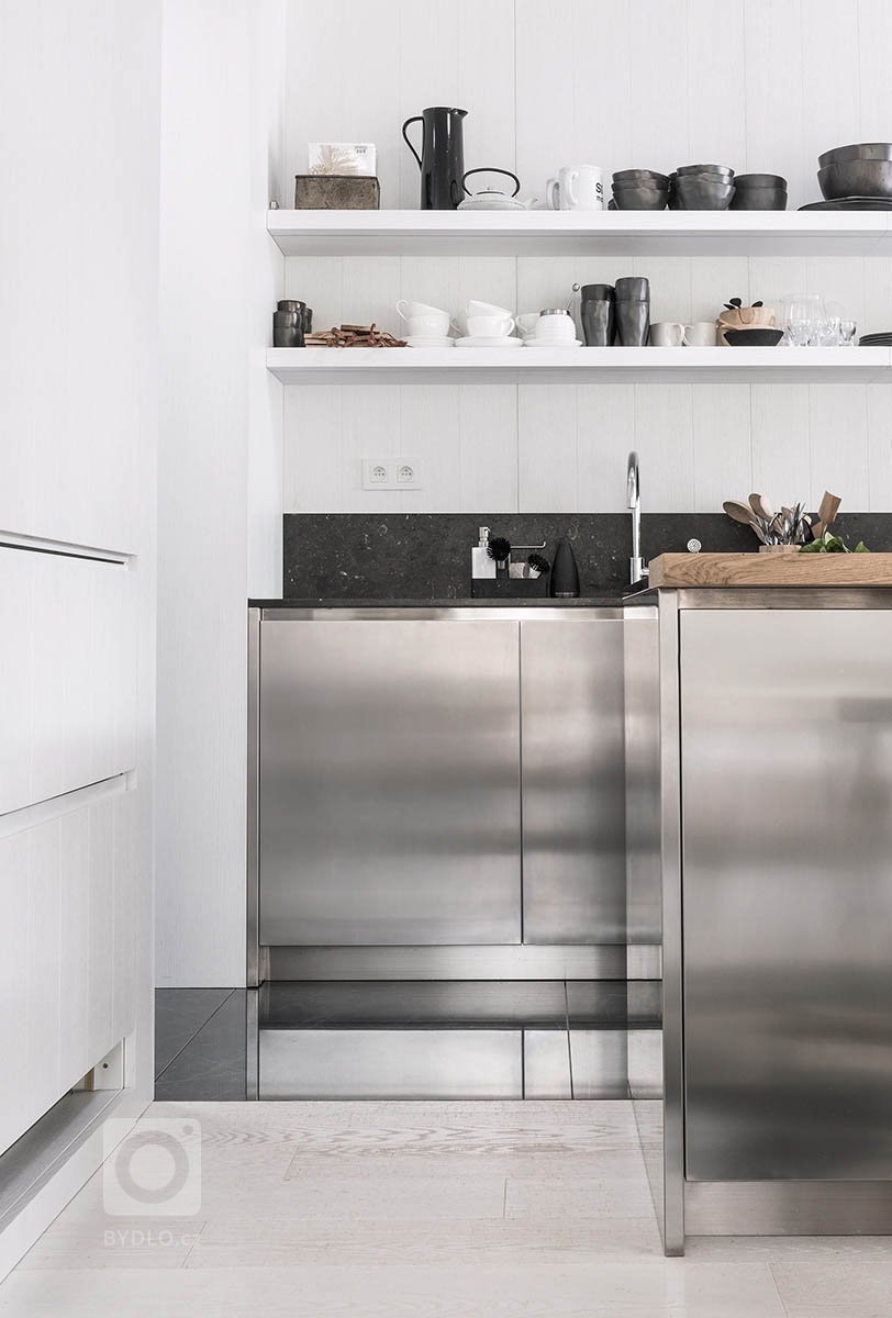 Dispozice domu je rozdělena do dvou podlaží. Strohá geometrie s pravoúhlými liniemi nábytku a prostorové bílé struktury probíhají interiérem a tím celý prostor…