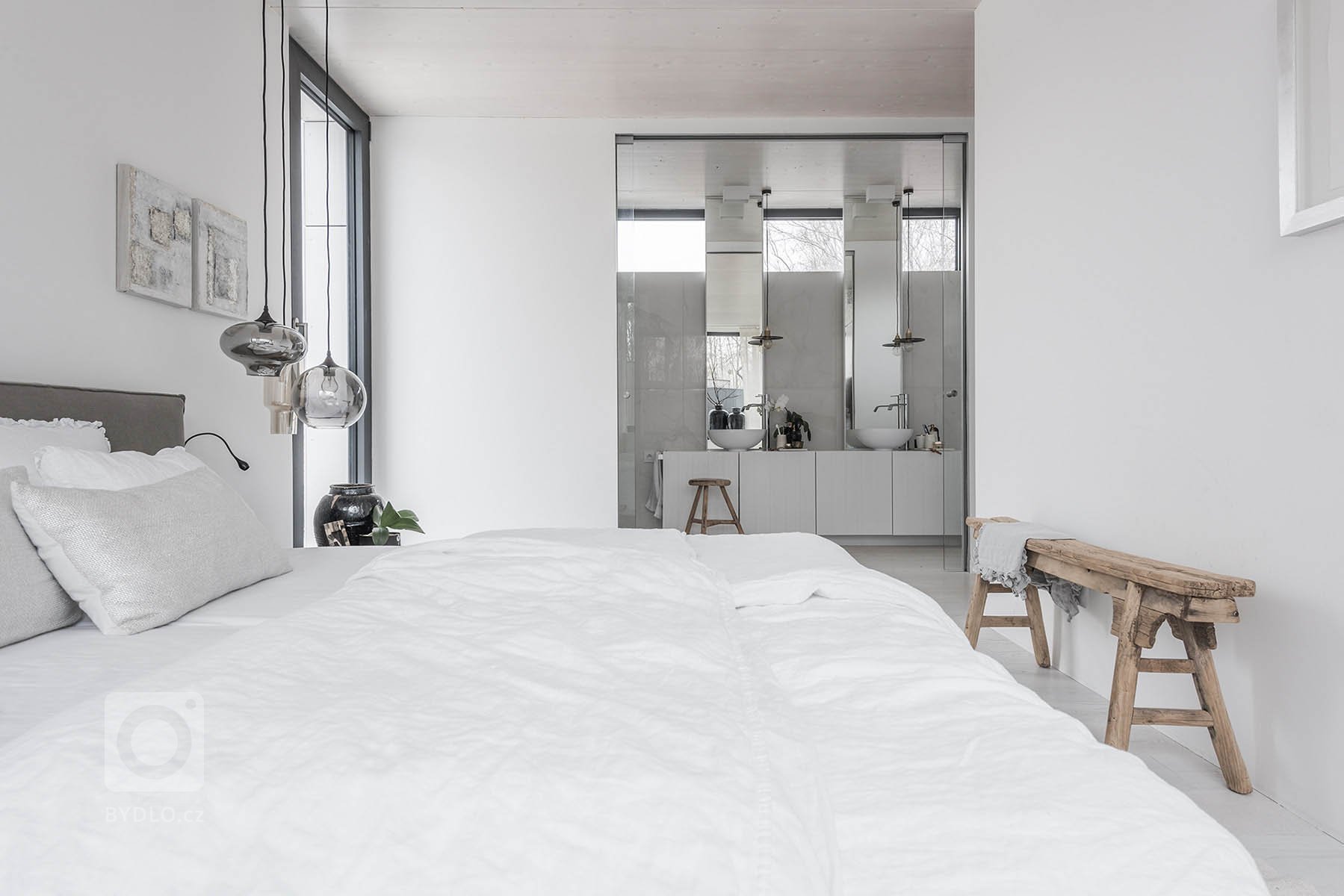 Dispozice domu je rozdělena do dvou podlaží. Strohá geometrie s pravoúhlými liniemi nábytku a prostorové bílé struktury probíhají interiérem a tím celý prostor…