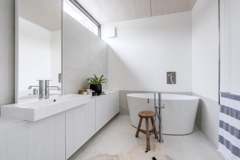 Dispozice domu je rozdělena do dvou podlaží. Strohá geometrie s pravoúhlými liniemi nábytku a prostorové bílé struktury probíhají interiérem a tím celý prostor…