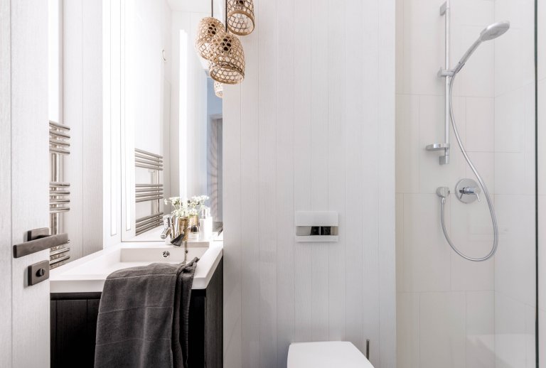 Nepříliš velký dvoupokojový byt s vysokými stropy v kompletně opraveném domě přímo u zastávky MHD měl své kouzlo. Přestože v interiéru nezbylo nic původního,…