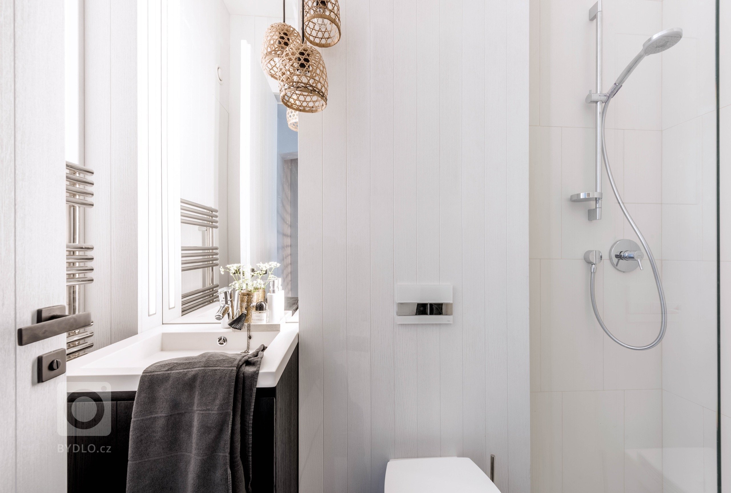 Nepříliš velký dvoupokojový byt s vysokými stropy v kompletně opraveném domě přímo u zastávky MHD měl své kouzlo. Přestože v interiéru nezbylo nic původního,…