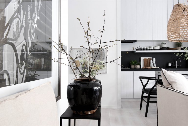 Nepříliš velký dvoupokojový byt s vysokými stropy v kompletně opraveném domě přímo u zastávky MHD měl své kouzlo. Přestože v interiéru nezbylo nic původního,…