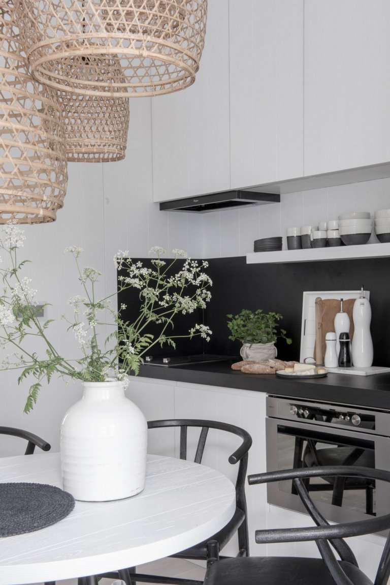 Nepříliš velký dvoupokojový byt s vysokými stropy v kompletně opraveném domě přímo u zastávky MHD měl své kouzlo. Přestože v interiéru nezbylo nic původního,…