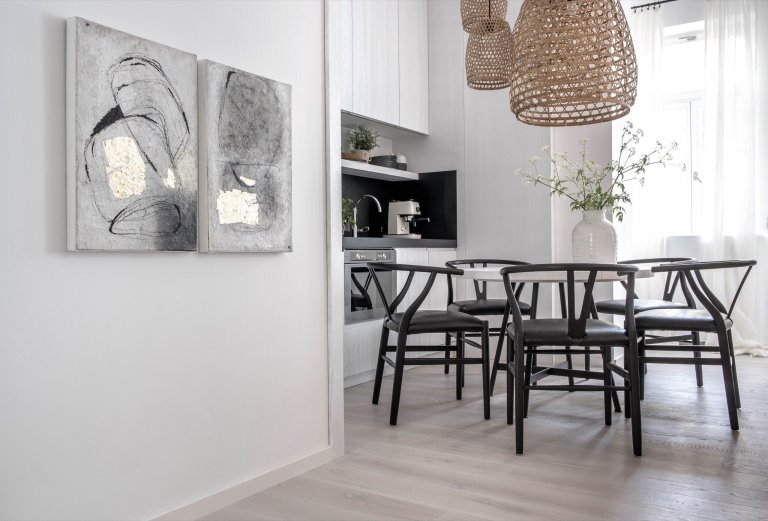 Nepříliš velký dvoupokojový byt s vysokými stropy v kompletně opraveném domě přímo u zastávky MHD měl své kouzlo. Přestože v interiéru nezbylo nic původního,…